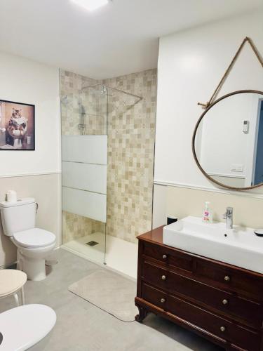 Un baño con inodoro, lavabo y ducha. en Casa Paraíso, en Moaña