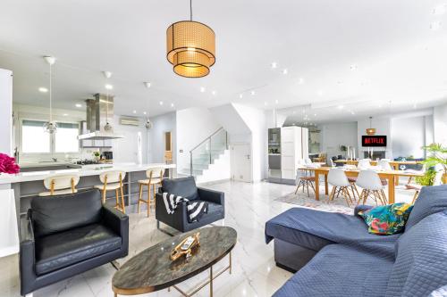 Casa Familiar 9 Pax, Smart TV, Centro, Playa, Café, AC