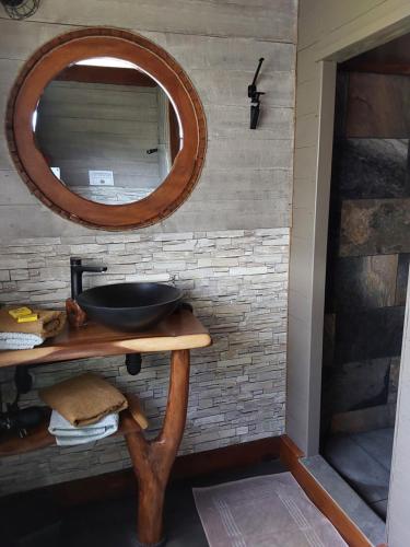 a bathroom with a sink and a mirror at Faré Mahi Mahi in Uturoa
