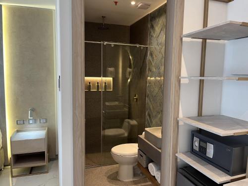 Koupelna v ubytování Delamar Hotel
