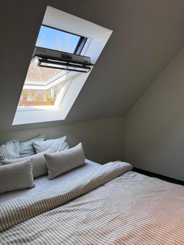 Una cama o camas en una habitación de Cozy modern duplex with balcony and free parking