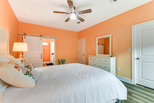 Ein Bett oder Betten in einem Zimmer der Unterkunft Walk to Beach and Harbor Dtwn Pass Christian Home