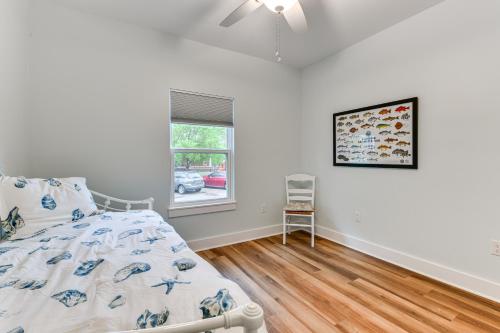 Ein Bett oder Betten in einem Zimmer der Unterkunft Walk to Beach and Harbor Dtwn Pass Christian Home