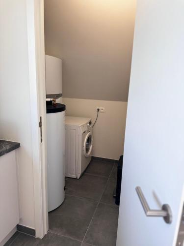 Una cocina o cocineta en Cozy modern duplex with balcony and free parking