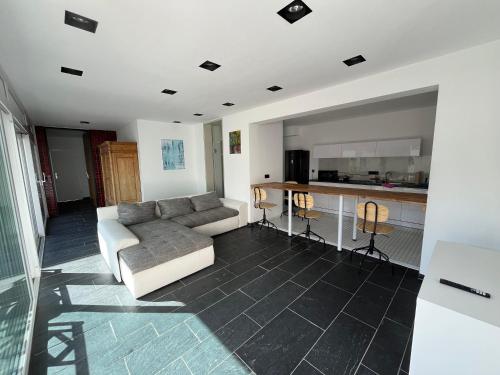 a living room with a couch and a kitchen at Hideaway Leverkusen in Leverkusen