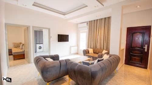 ein großes Wohnzimmer mit Couch und Tisch in der Unterkunft Appartement résidence EL-HANA in Tlemcen