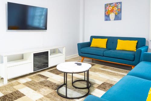 a living room with a blue couch and a table at Star Oasis 1 Bedroom Condo Downtown Atlanta in Atlanta