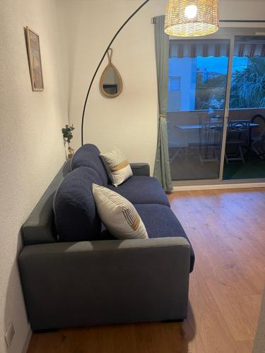 - un canapé avec deux oreillers dans le salon dans l'établissement Les Cigales des Sablettes, à La Seyne-sur-Mer