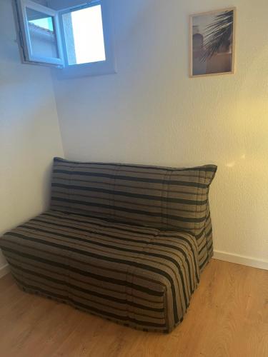 - un canapé dans l'angle de la chambre dans l'établissement Les Cigales des Sablettes, à La Seyne-sur-Mer