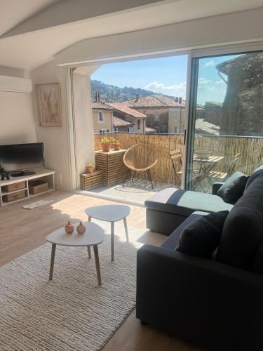 Appartement rénové avec terrasse