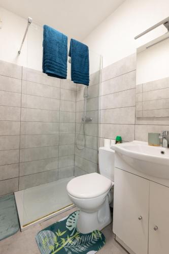 une salle de bain avec des toilettes blanches et un lavabo dans l'établissement Cozy apartment - Downtown Place d'Erlon, à Reims