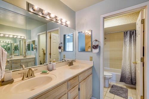 Koupelna v ubytování Luxury Lake Home, Amazing Views, Resort Amenities