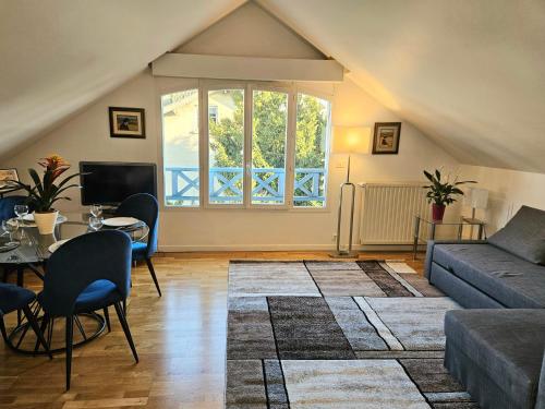 un salon avec un canapé et une table dans l'établissement Esprit Loft Rueil centre, à Rueil-Malmaison