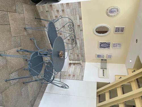 eine Draufsicht auf eine Wendeltreppe in einem Gebäude in der Unterkunft Duplex at Solemar resort, totally renovated, pools, tennis, basketball, football in Al Kaslīk