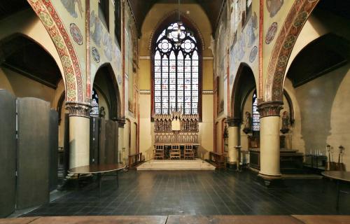 a large church with a stained glass window at Guesthouse PoortAckere Ghent in Ghent