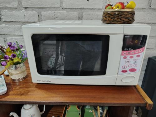 a white microwave sitting on top of a table at Casa confortable con muy buena ubicación in Las Heras