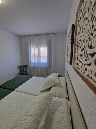 a bedroom with a bed and a window at Mirador la Jardinera- céntrico con parking privado GRATIS in Teruel