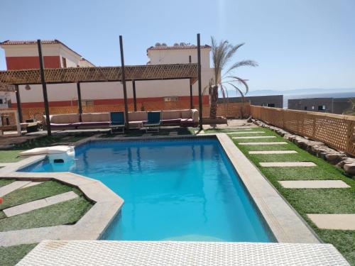 Dahab Hills Villa Resort في دهب: حوض سباحة في وسط الفناء
