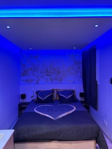 - une chambre bleue avec un grand lit et un plafond bleu dans l'établissement Evreux ground floor apartment,jardin,proche hyper centre, à Évreux