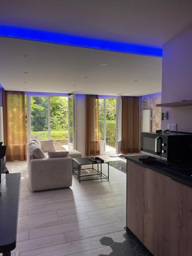 un salon avec un canapé et une table dans l'établissement Evreux ground floor apartment,jardin,proche hyper centre, à Évreux
