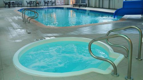 a large swimming pool with a hot tub in a hotel at Holiday Inn Hinton by IHG in Hinton
