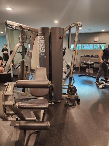 バンクーバーにあるModern High-Rise 1 Bedroom Condo with water view near stadiumsの部屋にトレッドマシンが数台あるジム