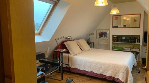 una camera da letto con un letto e una finestra di Chambres d'hôtes Villa Symphorien Surzur a Surzur