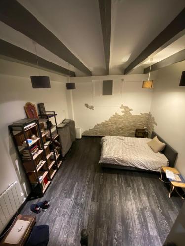 une chambre avec un lit et un parquet dans l'établissement Wonderful and spacious flat in Paris Opera Montmartre, à Paris