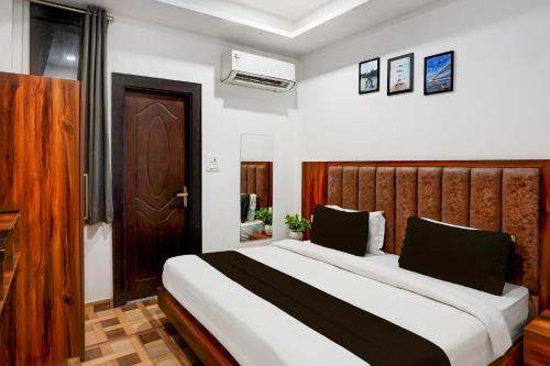 Postel nebo postele na pokoji v ubytování Super Hotel O Badrinath Road Tapovan