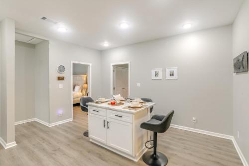 Habitación blanca con mesa y silla en Smart TV and Spacious Yard Peaceful Pope Retreat, en Pope