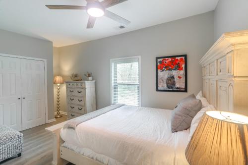 Un dormitorio con una cama y un ventilador de techo. en Smart TV and Spacious Yard Peaceful Pope Retreat, en Pope