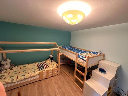 - une chambre avec deux lits superposés et une lumière dans l'établissement Modern Hossegor Oasis, à Soorts-Hossegor