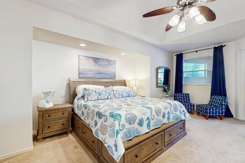 Un dormitorio con una cama y un ventilador de techo. en Paradise Palms of the Florida Gulf, en Punta Gorda