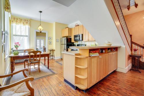 Η κουζίνα ή μικρή κουζίνα στο Walk to Beach Cape May Home with Screened Patio!