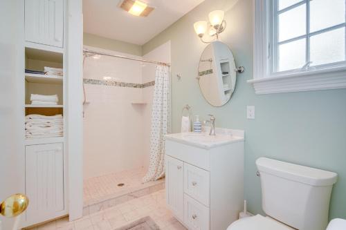 Ένα μπάνιο στο Walk to Beach Cape May Home with Screened Patio!