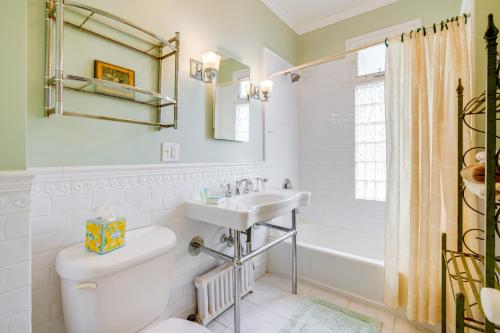 Ένα μπάνιο στο Walk to Beach Cape May Home with Screened Patio!