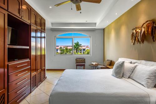 a bedroom with a bed and a window at Greenbay Depto 303 in Nuevo Vallarta 