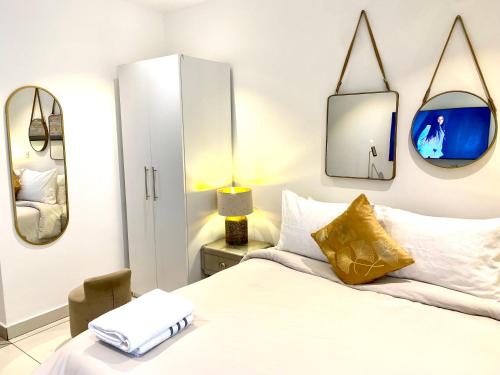 Llit o llits en una habitació de Pool View Studio Apartment