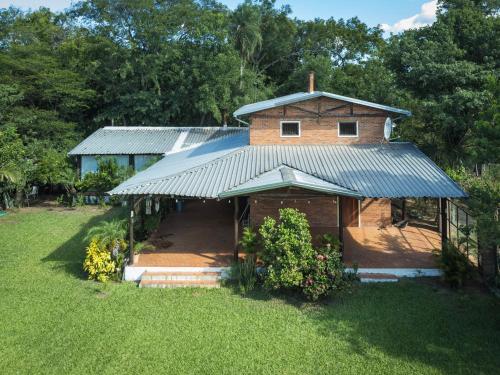 Ein Garten an der Unterkunft Casa Angi, con jardín y piscina en Sanber
