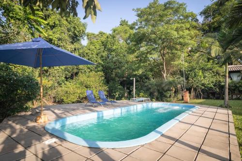 Der Swimmingpool an oder in der Nähe von Casa Angi, con jardín y piscina en Sanber