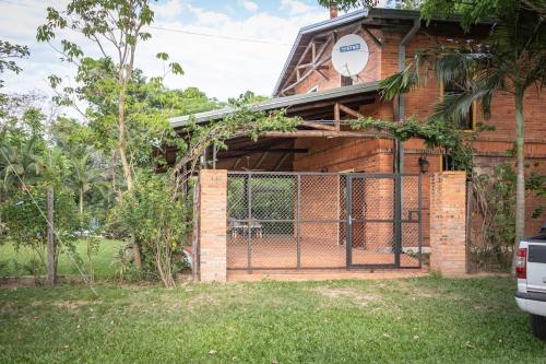 Ein Garten an der Unterkunft Casa Angi, con jardín y piscina en Sanber