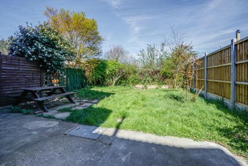 Κήπος έξω από το 4BR Family Home, Garden, WiFi, 5mins to Elisabeth Line & 10min to Stratford