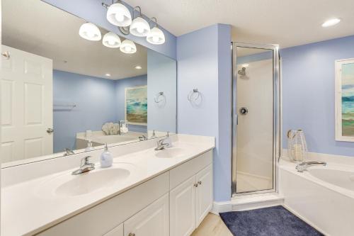 Vannituba majutusasutuses Gulf Views! 9th-Floor Majestic Beach Resort Condo