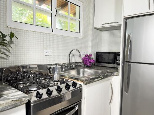 a kitchen with a stove and a sink at Blue Palm - Isla de Margarita in Paraguachi
