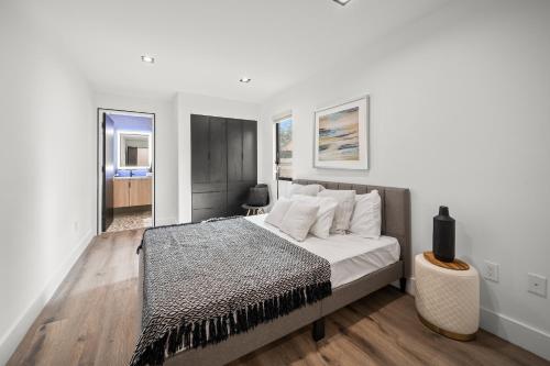 - une chambre avec un lit aux murs blancs et du parquet dans l'établissement Tulum Style in Sherman Oaks, à Garnsey