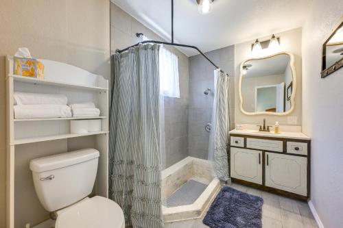 Un baño con ducha, inodoro y lavabo. en 8 Mi to Hiking Home with Patio in Dtwn Pioche, en Pioche