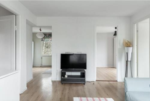 TV a/nebo společenská místnost v ubytování Premium Workers Home 10 bedrooms Near Volvo