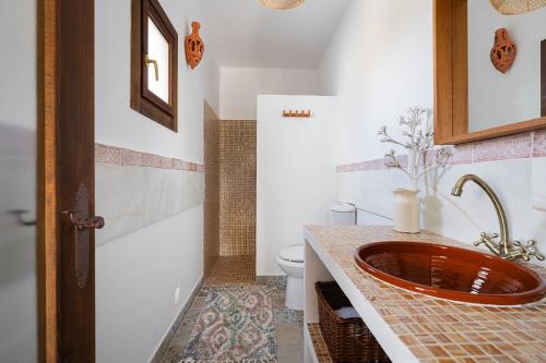 un baño con lavabo e inodoro en Luna Moruna, en Los Albaricoques