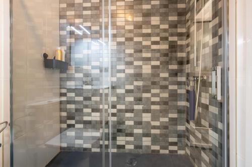 a bathroom with a shower with a glass door at Casa Centro Histórico Almería - Jayrán in Almería