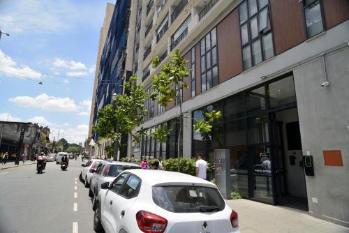 a white car parked on the side of a city street at Graphite One - Frente metro Luz com Estacionamento in Sao Paulo
